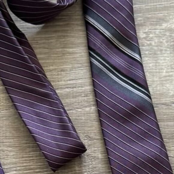 Calvin Klein Men’s Purple Extreme Slim 100% Silk Tie with Stripe Accents - Picture 2 of 6
